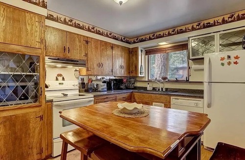 South Lake Tahoe Cabin | Comfy Fully Furnished Tahoe Cabin-Quiet Neighborhood Near Trails, Lake