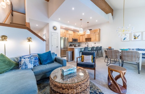 Willow Grove Condo | Condo in Silverthorne Close to Ski Resorts w/Private Balcony & Work Area!