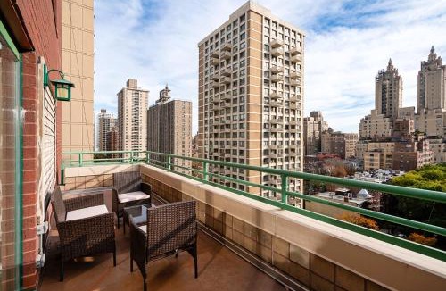 Lincoln Square Apartment | Contemporary 2 Bed 2 Bath Apt Bright and Sunny