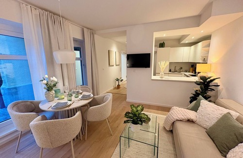 Isarvorstadt Apartment | Cosy Isarvorstadt Apartment with open-plan kitchen, living and dining area