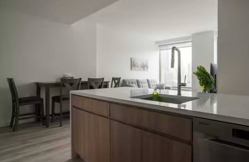 Greenpoint Apartment | Cozy 1-bedroom @ luxury waterfront tower in Greenpoint right across of Manhattan