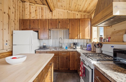 Norwood Apartment | Cozy 1-bedroom studio in delightful Norwood with hot tub