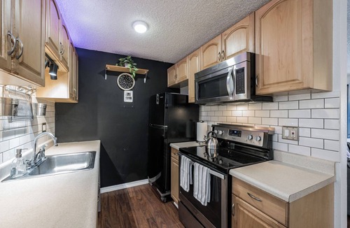 Glenwood Grove - North Iris Apartment | Cozy 2-bedroom apartment in beautiful Boulder with fitness room, WiFi