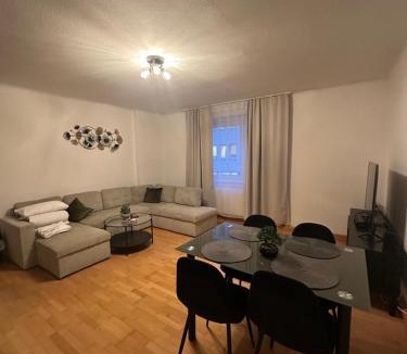 Simmering Apartment | Cozy 2-Bedroom Retreat Near Subway and City Center