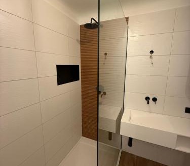 Simmering Apartment | Cozy 2-Bedroom Retreat Near Subway and City Center