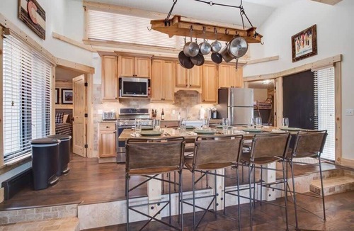 Peak 8 Condo | Cozy 2BR Condo Near Peak 8 & Town w/Hot Tub Access