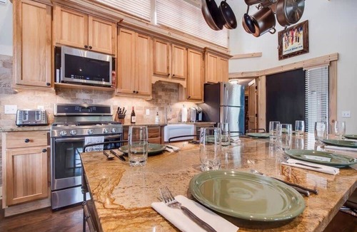 Peak 8 Condo | Cozy 2BR Condo Near Peak 8 & Town w/Hot Tub Access