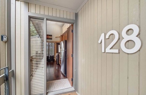 Peak 8 Condo | Cozy 2BR Condo Near Peak 8 & Town w/Hot Tub Access