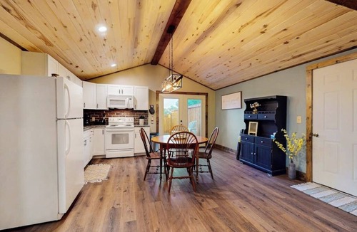 Del Norte Apartment | Cozy apartment with full kitchen, patio, grill & convenient location