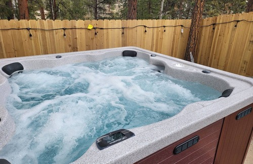 Bailey Cabin | Cozy Bear-Themed Cabin Hot-Tub w/free EV Charging