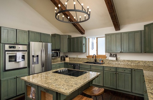 Crown Ski Chalet | Cozy Breck Chalet - Private Sauna, Hot Tub, Fire Pit + 1.5mi to Breckenridge!