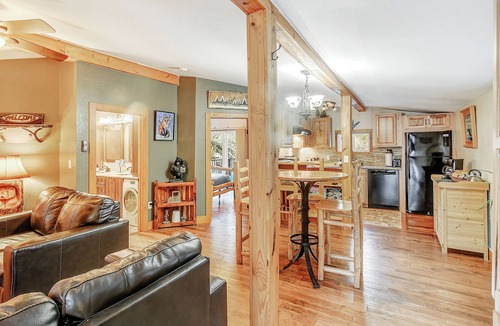Coal Creek Canyon Cabin | Cozy cabin on creek with hot-tub and sauna