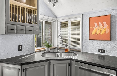 Berkeley House | Cozy central cottage! Fire pit, Theater Room & 420 Friendly!