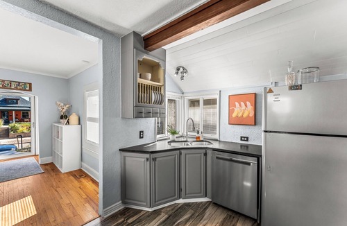 Berkeley House | Cozy central cottage! Fire pit, Theater Room & 420 Friendly!