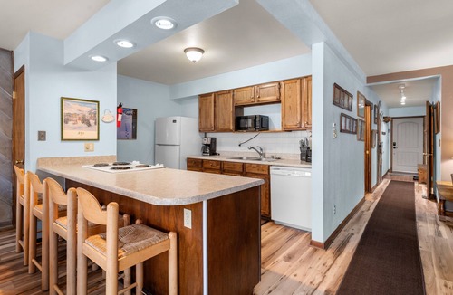 Four O'Clock Condo | Cozy Condo; Walk to town, Slopes or Hiking