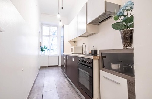 Landstrasse Apartment | Cozy & Convenient Room in Prime Location