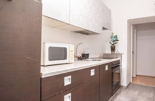 Landstrasse Apartment | Cozy & Convenient Room in Prime Location