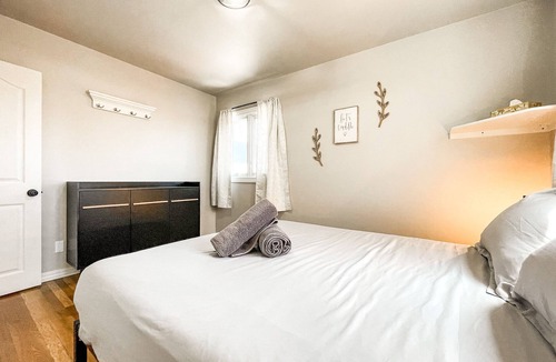 East Colorado Springs House | Cozy COS Bungalow: central loc: extended stays!