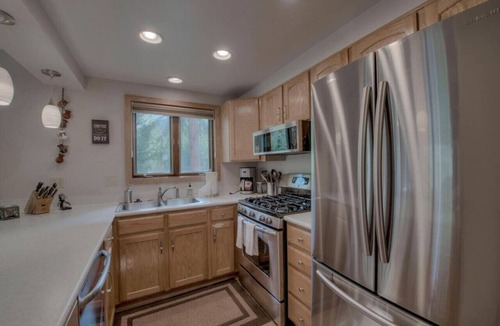 Bridgepoint Villa | Cozy Creekside Retreat Walk to Main Street Mountain Views & Fireplace