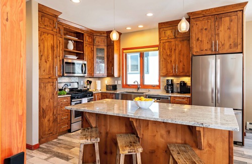 Steamboat Springs House | Cozy Family Retreat with Hot Tub - 5 Minute Walk to Gondola - Dog Friendly #1052