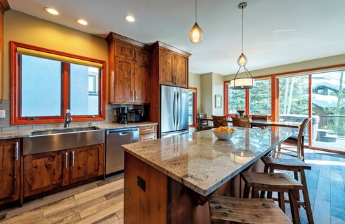 Steamboat Springs House | Cozy Family Retreat with Hot Tub - 5 Minute Walk to Gondola - Dog Friendly #1052