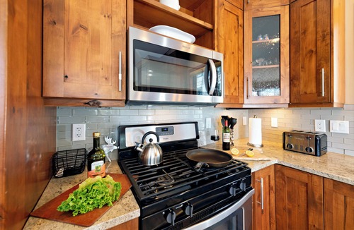 Steamboat Springs House | Cozy Family Retreat with Hot Tub - 5 Minute Walk to Gondola - Dog Friendly #1052
