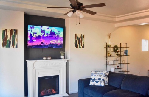 Henderson House | Cozy Family Retreat with Game and Movie Left