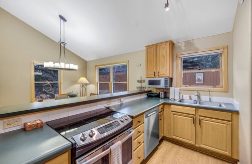 Mountain House Condo | Cozy Keystone Townhome - walkable to both base areas!