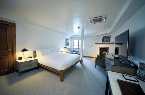 Vail Hotel | Cozy King Room at Gravity Haus in the heart of Vail Village - walk to ski lifts!