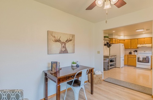 Montrose House | Cozy modern 2BR w/workspace near Main St