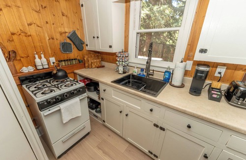 Estes Park Cabin | Cozy Mountain Escape with Hot Tub and Bikes. Dogs OK. Near RMNP ⛰️