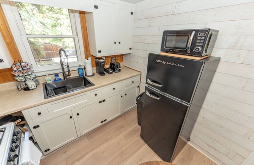 Estes Park Cabin | Cozy Mountain Escape with Hot Tub and Bikes. Dogs OK. Near RMNP ⛰️