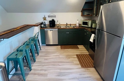 Montrose House | Cozy Remodeled Downtown 2 Story Carriage House!