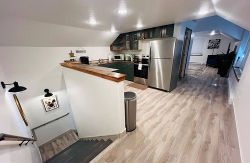 Montrose House | Cozy Remodeled Downtown 2 Story Carriage House!