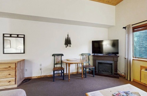 Mountain House Apartment | Cozy resort studio - Walk to lifts, shops, restaurants & entertainment