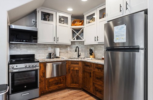 Fall River Estates Condo | Cozy Riverfront Hideaway Private Hot Tub