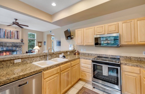 Silverthorne House | Cozy Riverfront Retreat w/Private Hot Tub and Ski Access