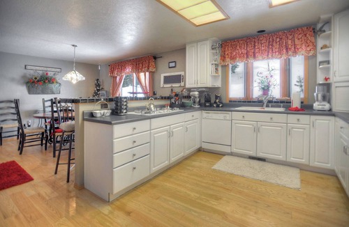 Bayfield House | Cozy Seven Pines Cabin | Fireplace & Trail Access