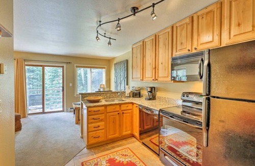 Four O'Clock Condo | Cozy Ski-in 4 O'Clock Run/5 Minute Walk to Town/Dog Friendly 1BR!