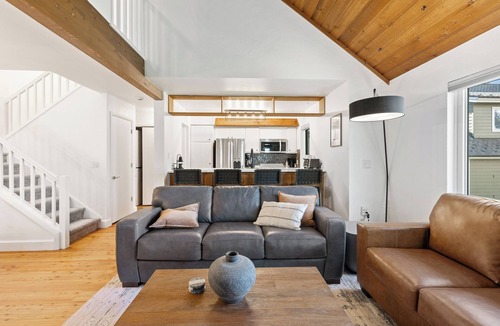 Edwards House | Cozy Ski Lodge minutes from Vail & Beaver Creek with Hot Tub, Pool, Gym & Tennis
