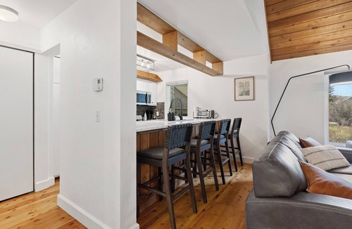 Edwards House | Cozy Ski Lodge minutes from Vail & Beaver Creek with Hot Tub, Pool, Gym & Tennis