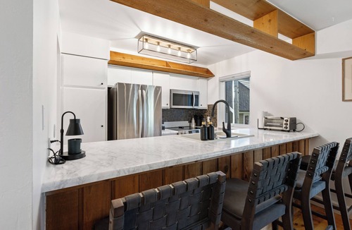 Edwards House | Cozy Ski Lodge minutes from Vail & Beaver Creek with Hot Tub, Pool, Gym & Tennis
