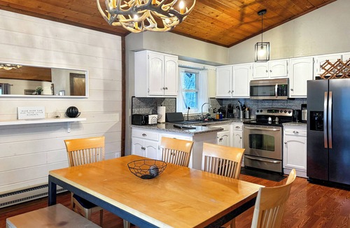 Downieville-Lawson-Dumont House | Creekside Retreat/HotTub/GameRoom/Indoor Fireplace/Mountain Views