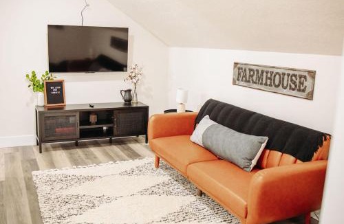 McCammon House | Creekside Cabins- Birch stylish stay w views