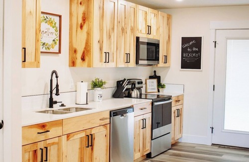 McCammon House | Creekside Cabins Hickory, Stay w views, near Lava