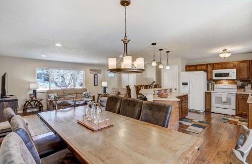 Central Colorado Springs House | Crestpoint Court Family Multi-Level Near UCCS & BBQ
