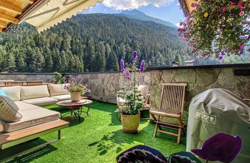 Medraz Apartment | Das Mountain Getaway - Luxury Penthouse with Views & Rooftop Terrace. Indulge!