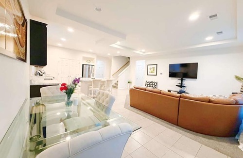 Gateway House | Den Haven 15 Min From DIA 3 En Suite Bedrooms
