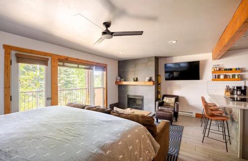 Historic District Apartment | Der Steiermark Unit 108 - Cozy King Studio Off Main St & Peak 9 Base w AC, Balcony, Shared Hot Tub & Free Parking - No Fireplace