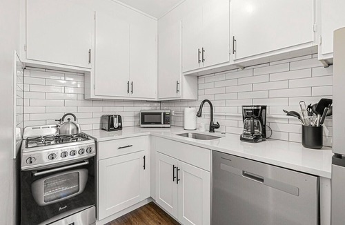 City Park Apartment | Detroit by Modern Midstay/On City Park! #T17